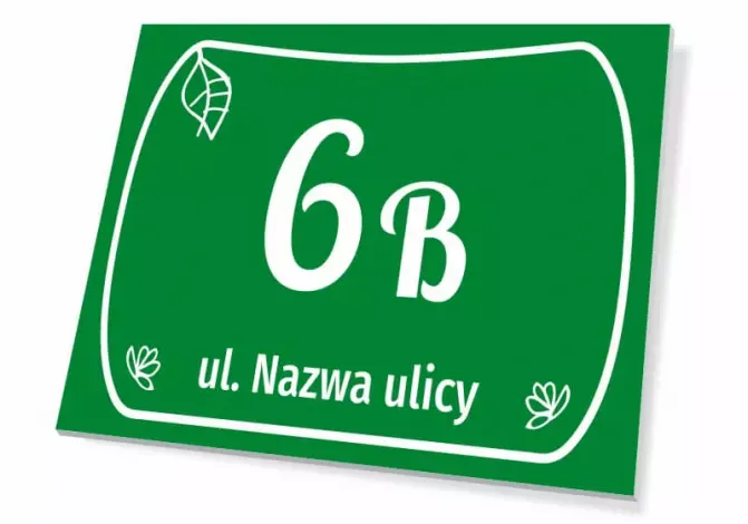 Tabliczka Nr domu, ulica - Wzór graficzny. Zielone tło z białymi cyframi i napisem, ozdobiona liśćmi
