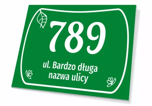 Zielona tabliczka adresowa z polem na numer domu i nazwę ulicy, z motywem liścia, pokazana pod kątem z cieniem