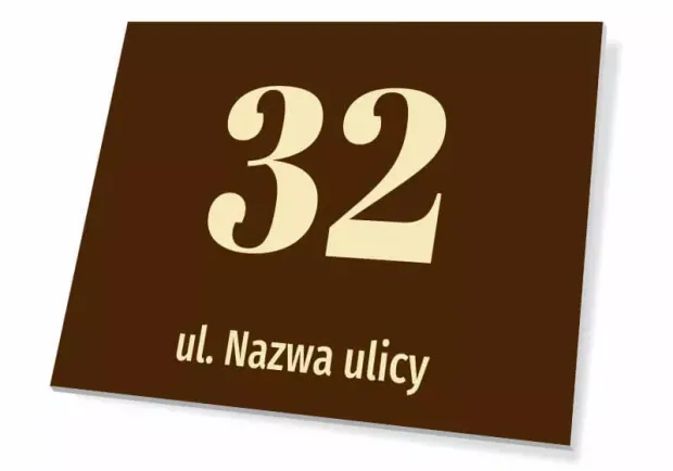 Brązowa tabliczka adresowa z polem na numer domu i ulicę, pokazana pod kątem na białym tle