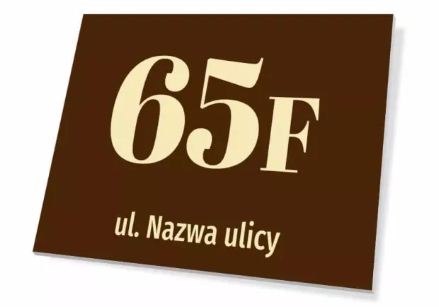 Brązowa tabliczka adresowa z przykładowym numerem posesji i ulicą, pokazana w ujęciu prezentującym jej grubość