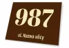 Tabliczka z numerem posesji, ulicą - Wzór graficzny. Prosty prostokąt z dużymi cyframi i napisem na ciemnym tle