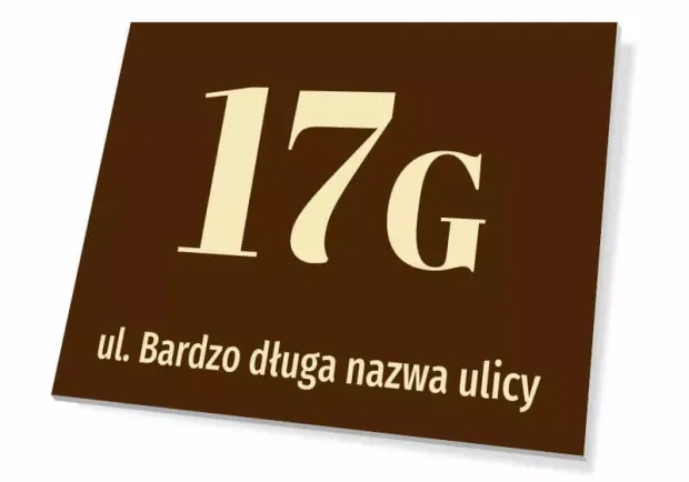 Brązowa tabliczka adresowa na dom z polem na numer posesji oraz nazwę ulicy, pokazana na białym tle
