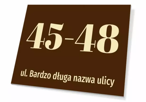 Brązowa tabliczka adresowa z polem na numer domu i ulicę, pokazana pod kątem na białym tle z cieniem