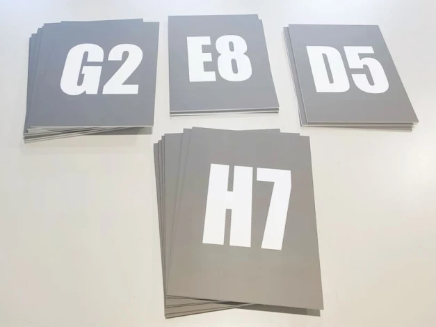 Indywidualna tabliczka informacyjna, usztywniona podłożem PCV - Wzór graficzny. Białe litery na szarym tle, różne oznaczenia