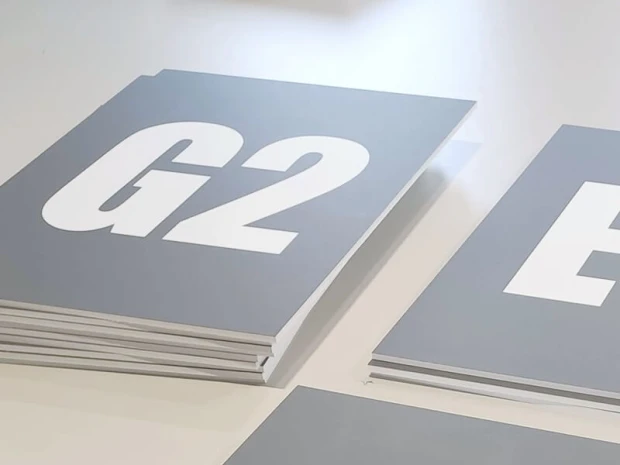 Indywidualna tabliczka informacyjna, usztywniona podłożem PCV - Wzór graficzny. Szare tło z dużymi białymi literami