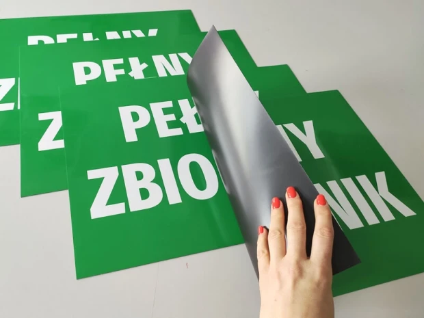 Indywidualne magnesy w rozmiarze: szerokość: 45 cm, wysokość: 35 cm, wykończenie: błysk - Wzór graficzny. Zielone tło