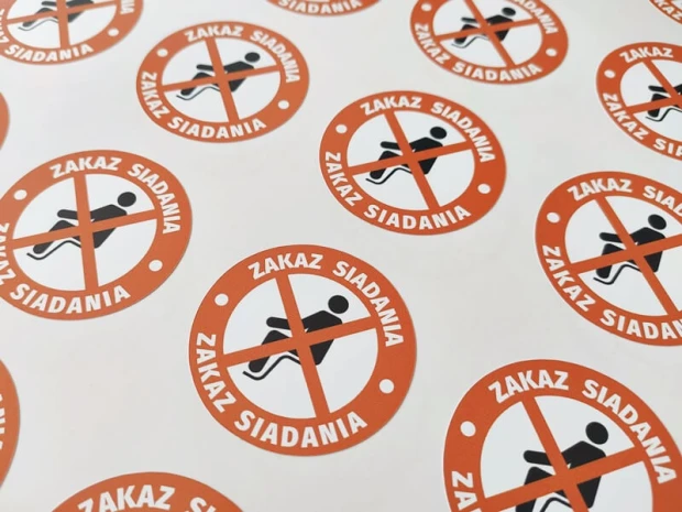 Komplet indywidualnych naklejek ciętych po obrysie w kształcie koła, średnica 5 cm, bez laminowania, klej łatwo usuwalny