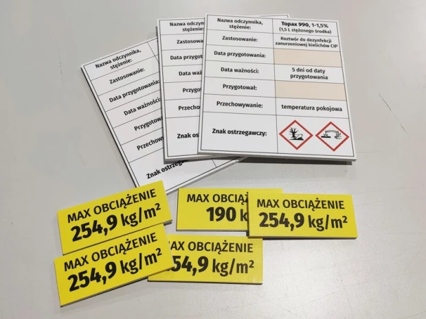 Komplet suchościeralnych tabliczek z nadrukiem kart charakterystyki oraz żółtych oznaczeń obciążenia regałów