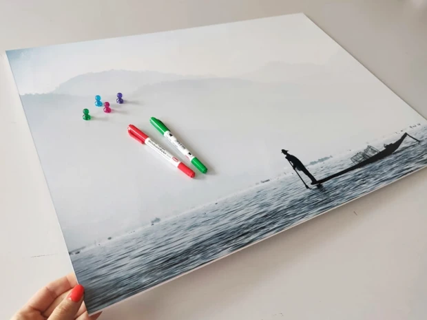 Magnetyczna tablica suchościeralna rybak 253 - Wzór graficzny. Grafika przedstawia rybaka na wodzie, w tle góry i mgła