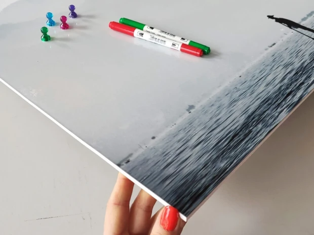 Magnetyczna tablica suchościeralna rybak 253 - Wzór graficzny. Grafika przedstawia rybaka na tle wody, w odcieniach szarości