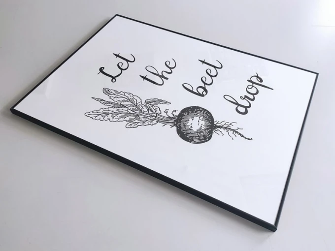 Plakat Let the beet drop 248 - Wzór graficzny. Na białym tle znajduje się rysunek buraka z liśćmi oraz tekst