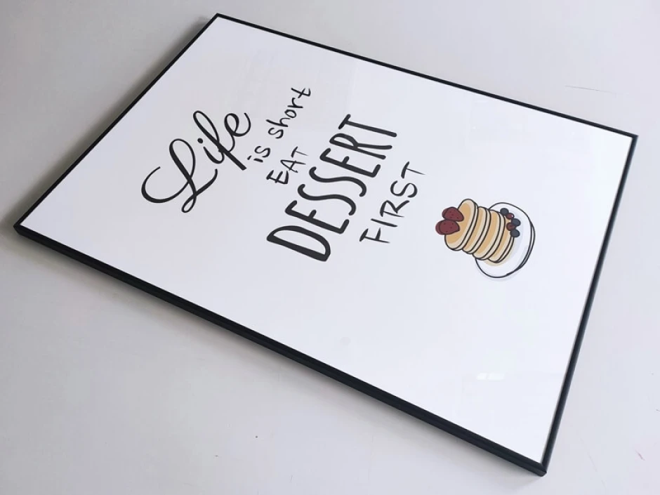 Plakat Life is short eat desert first 029 - Wzór graficzny. Tekst w czerni na białym tle z rysunkiem naleśników