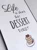 Plakat Life is short eat desert first 029 - Wzór graficzny. Tekst w stylu ręcznego pisma oraz rysunek stosu naleśników