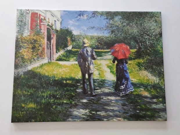 Reprodukcja Chemin montant, Gustave Caillebotte - Aranżacja w salonie. Ściany w jasnych kolorach, meble w stylu klasycznym
