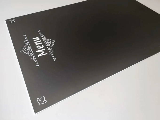 Tablica kredowa menu 047 - Wzór graficzny. Czarne tło z białym napisem Menu i ozdobnymi elementami