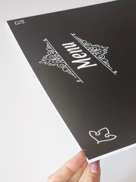 Tablica kredowa menu 047 - Wzór graficzny. Czarny prostokąt z białym napisem Menu i ozdobnymi elementami