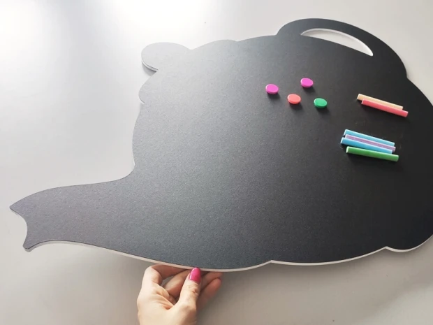 Tablica magnetyczna kredowa do kuchni imbryk 402 - Wzór graficzny. Kształt imbryka z kolorowymi magnesami i kredkami