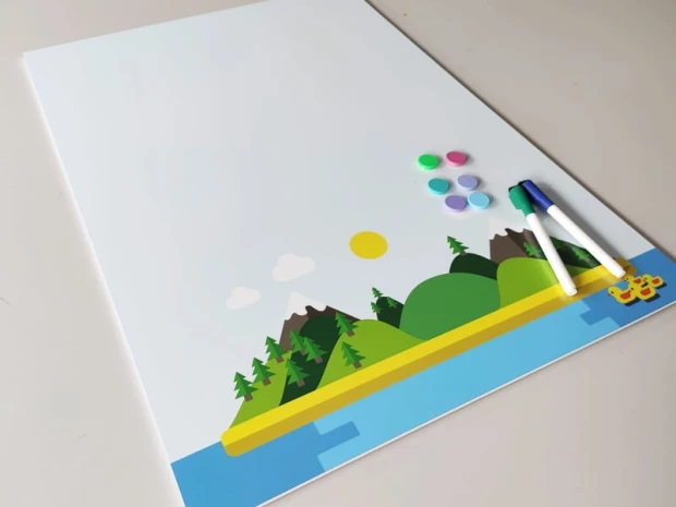 Tablica magnetyczna suchościeralna dla dzieci rajska wyspa 586 - Wzór graficzny. Grafika przedstawia zielone wzgórza, góry