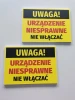 Tabliczka Uwaga urządzenie niesprawne, nie włączać - Wzór graficzny. Żółte tło, czarne i czerwone napisy, prostokątny