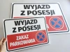 Tabliczka Wyjazd z posesji, zakaz parkowania - Wzór graficzny. Prostokątna tabliczka z dużymi literami i piktogramem zakazu