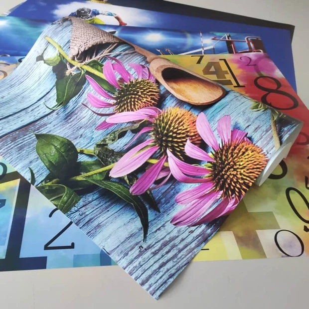 Plakat ze zdjęcia 20x30 cm na ważne okazje - Wzór graficzny. Kwiaty na tle drewnianej powierzchni, drewniana łyżka
