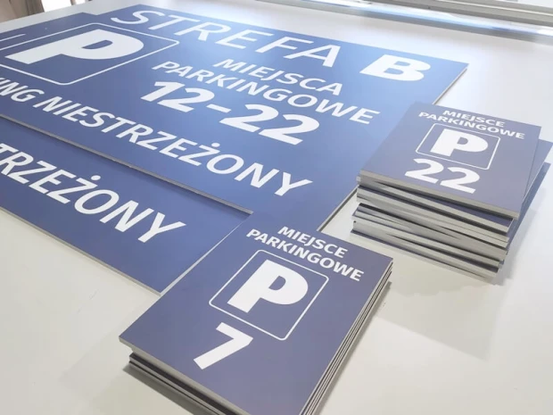 Zestaw niebieskich tablic parkingowych z PCV z napisem Strefa B Miejsca parkingowe 12-22 Parking niestrzeżony