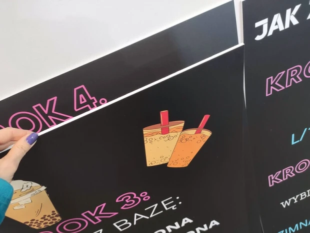 Zestaw tablic kredowych z indywidualnym nadrukiem, na podłożu PCV - Wzór graficzny. Grafika przedstawia napoje w szklankach