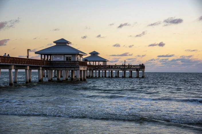 Fototapeta na ścianę molo o zachodzie słońca FP 6401 - Aranżacja w salonie. Ściany w odcieniach błękitu i beżu