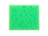 Gąbka do tablicy kredowej - Wzór graficzny. Prosta, prostokątna forma z zielonym kolorem i drobnymi otworami