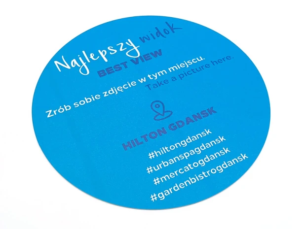 koło o średnicy 40 cm z grafiką oraz laminatem podłogowym. Materiał 1,5 mm aluminium - Wzór graficzny. Niebieskie tło