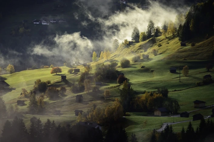 Fototapeta na ścianę zielone zbocze gór FP 6472 - Wzór graficzny. Zielone wzgórza z drzewami i chmurami