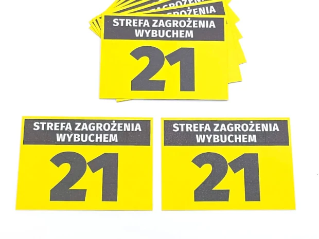Zestaw żółtych naklejek BHP ostrzegających przed strefą zagrożenia wybuchem 21 na białym tle