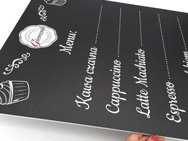 Indywidualna tablica kredowa z nadrukiem na PCV 8mm - Wzór graficzny. Czarny tle z białymi napisami i ilustracjami filiżanek