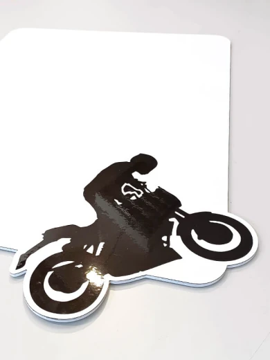 Tablica suchościeralna z nadrukiem motocyklisty, prezentująca grubość podłoża PCV oraz błyszczące wykończenie
