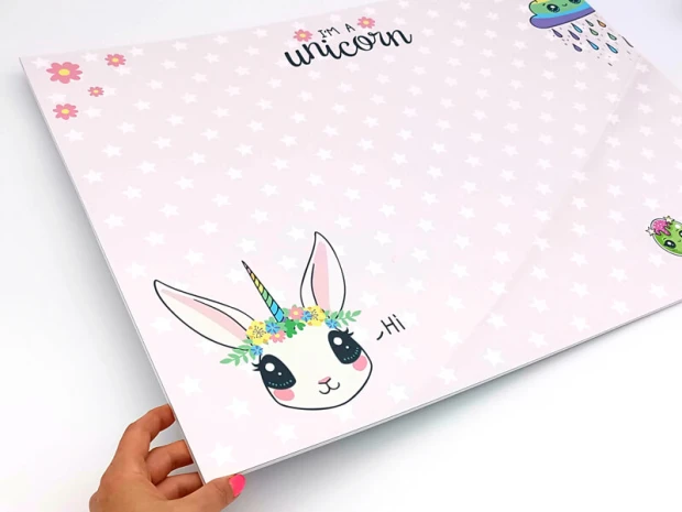 Tablica magnetyczna suchościeralna dla dzieci unicorn 519 - Wzór graficzny. Na różowym tle białe gwiazdki, rysunek