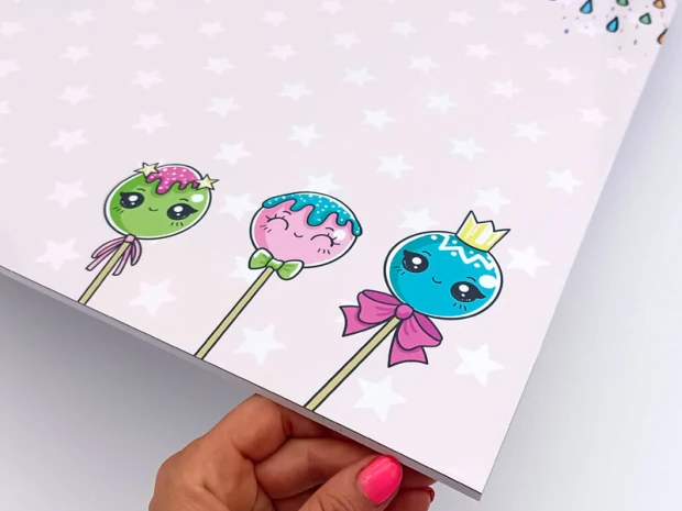 Tablica magnetyczna suchościeralna dla dzieci unicorn 519 - Wzór graficzny. Trzy kolorowe lizaki z uśmiechniętymi twarzami
