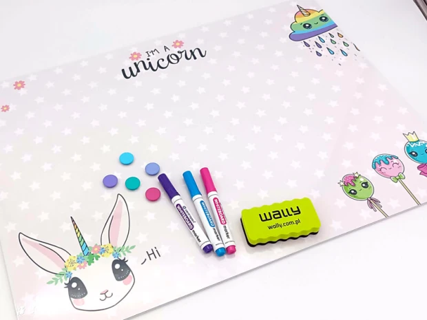 Tablica magnetyczna suchościeralna dla dzieci unicorn 519 - Wzór graficzny. Na tablicy widoczne są rysunki jednorożca