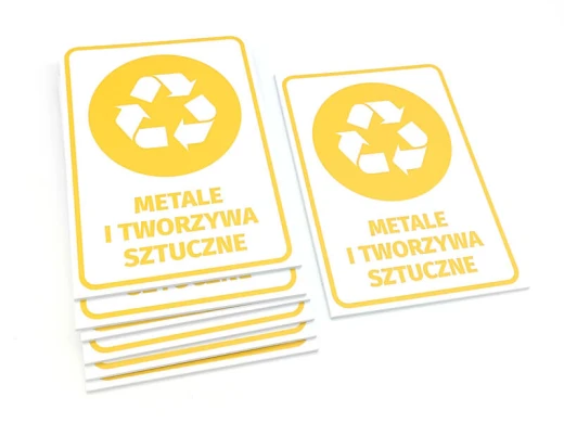 Stos żółtych tabliczek Metale i tworzywa sztuczne z piktogramem recyklingu, pokazujący grubość płyt