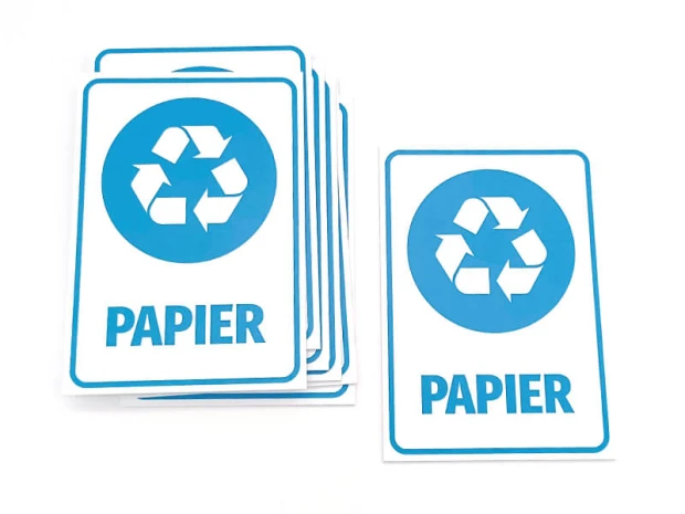 Tabliczka na kosz Papier - Wzór graficzny. Grafika przedstawia niebieski symbol recyklingu oraz napis Papier