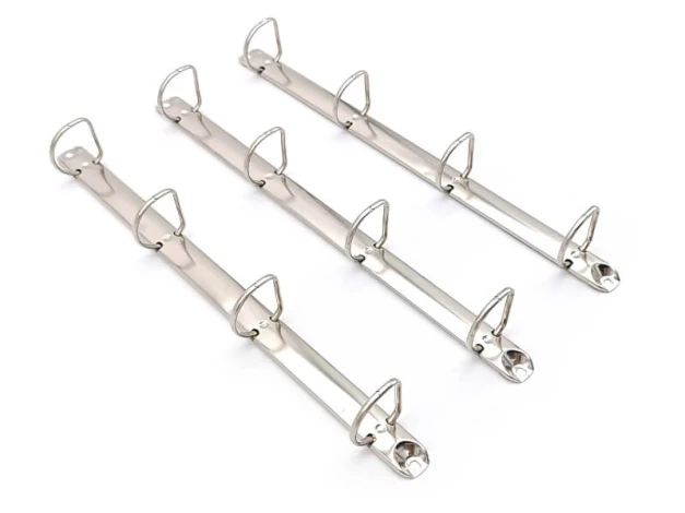 Uchwyt ringowy na kartki 20mm - Wzór graficzny. Metalowy mechanizm w kształcie prostokąta z okrągłymi uchwytami