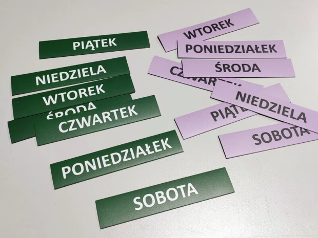 Małe maty magnetyczne z przykładowym nadrukiem dni tygodnia w kolorze zielonym i fioletowym
