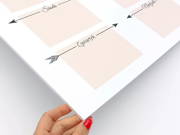 Tablica suchościeralna planer tygodnia 406 - Wzór graficzny. Proste prostokąty z napisami i strzałkami