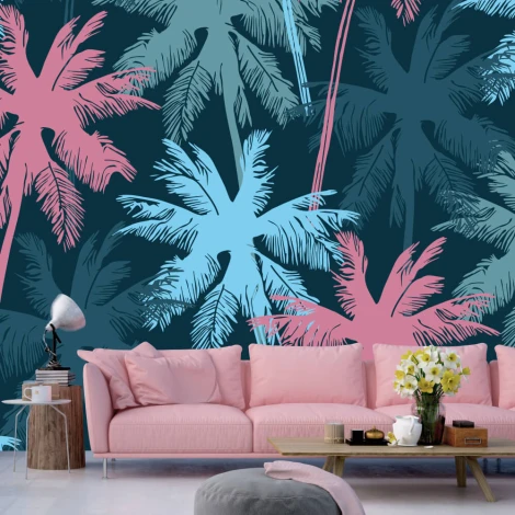 Tapeta Palmy 0122 - Aranżacja w salonie. Ściany w ciemnym kolorze, kanapa w jasnym odcieniu, kwiaty na stole