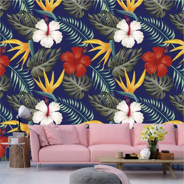 Tapeta Hibiscus, liście 0171 - Aranżacja w salonie. Ściany w ciemnym kolorze, sofa w jasnym odcieniu
