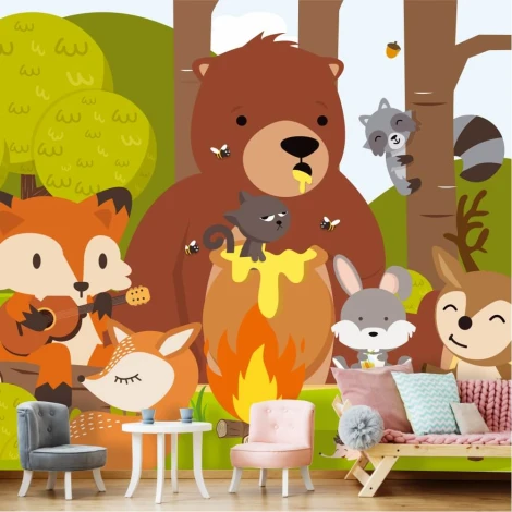 Tapeta Zwierzęta w lesie 0161 - Aranżacja w salonie. Ściany w jasnych kolorach, meble w pastelowych odcieniach