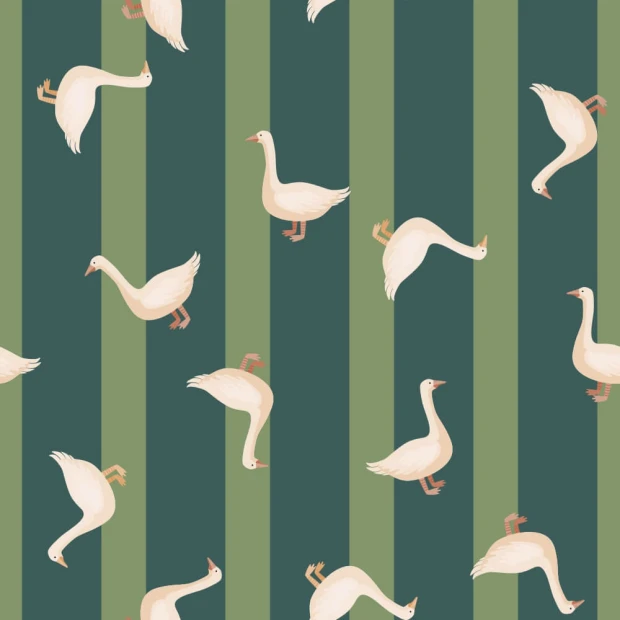 Tapeta z nadrukiem białych gęsi na tle pionowych, zielonych pasów w ujęciu pokazującym sam wzór