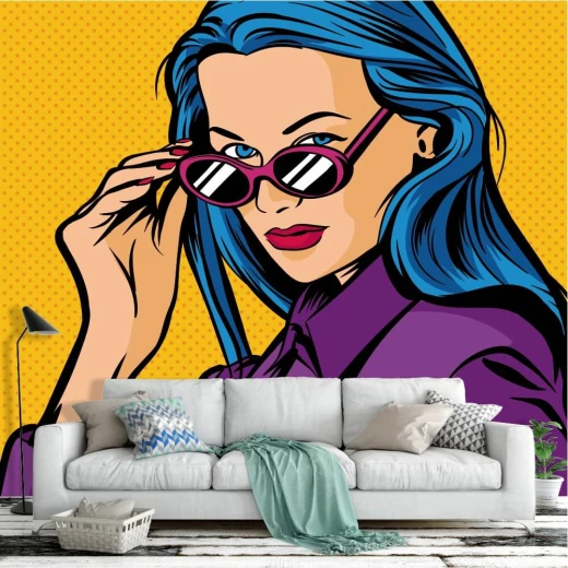 Fototapeta do salonu z nadrukiem kobiety w okularach przeciwsłonecznych w stylu pop-art na żółtym tle