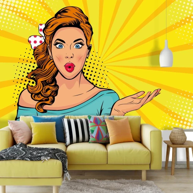 Tapeta do salonu z nadrukiem zdziwionej kobiety w stylu pop-art na żółtym, promienistym tle