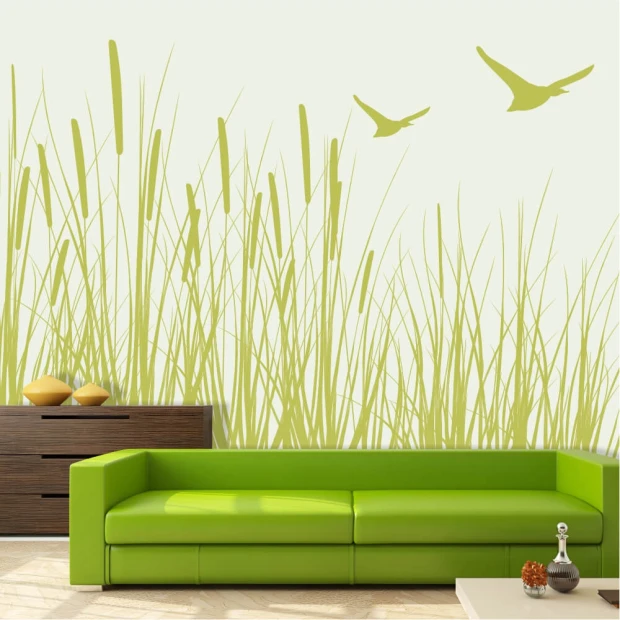 Tapeta ścienna Gęste trawy, gesi 0404 - Aranżacja w salonie. Zielona sofa na tle jasnych ścian z grafiką traw i ptaków