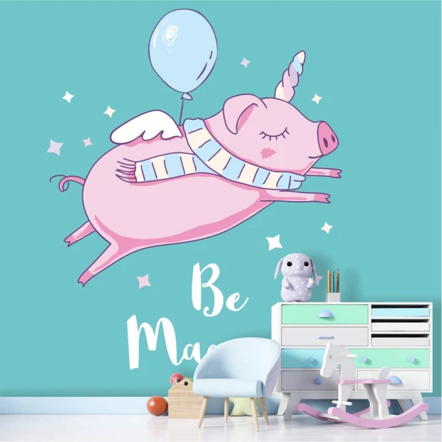 Fototapeta do pokoju dziecka z nadrukiem różowej świnki z rogiem jednorożca i napisem Be magical na ścianie